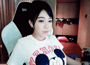 而作为游戏主播的刘飞儿昨晚在微博中晒出游戏截图,询问大家是否认识